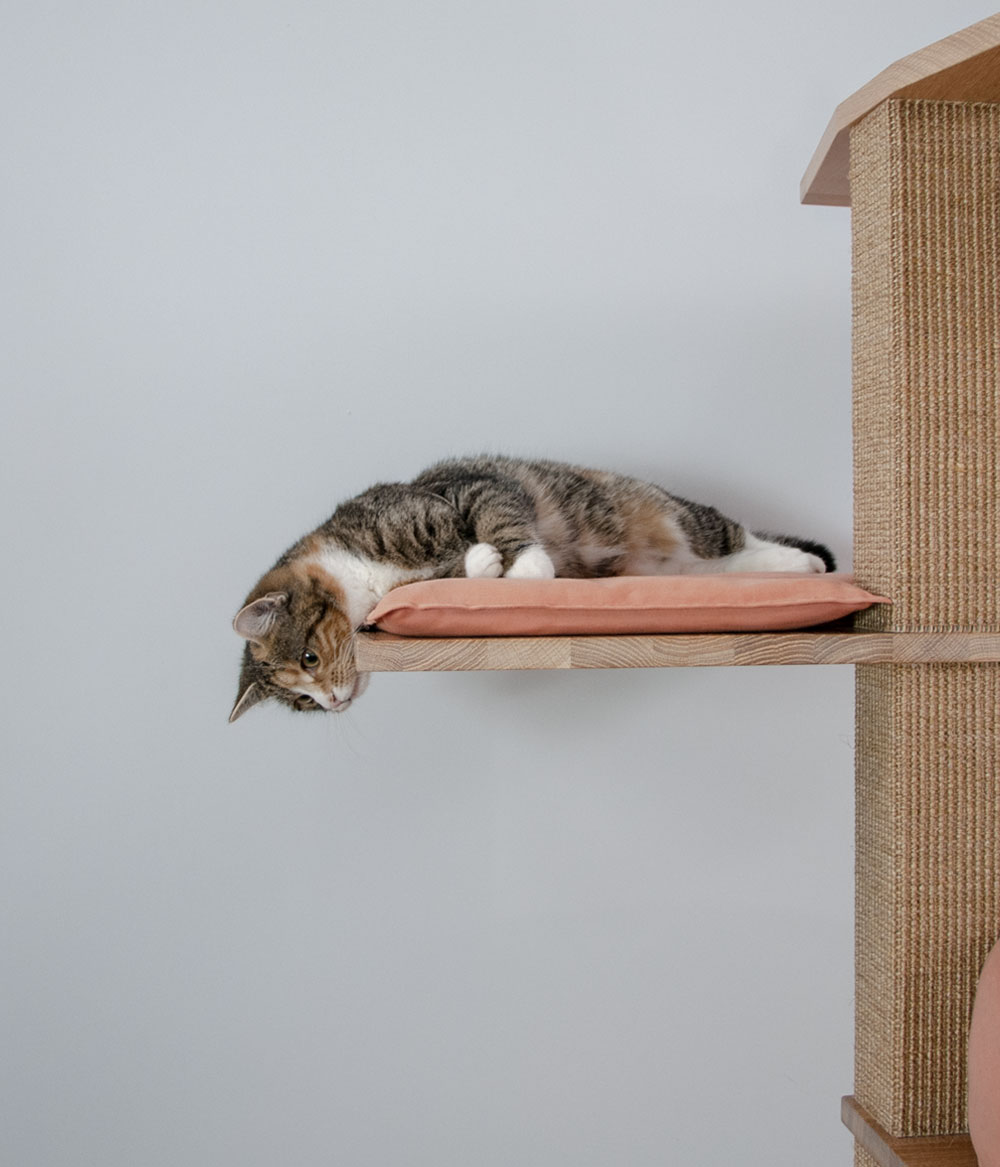 Kratzbaum_don_carlos_viu3_eichenatur_stammnatur_rosa_kissen_03 Kratzbaum modern hochwertig VIU, Katzenbedarf Eiche Natur, hochwertig und modern