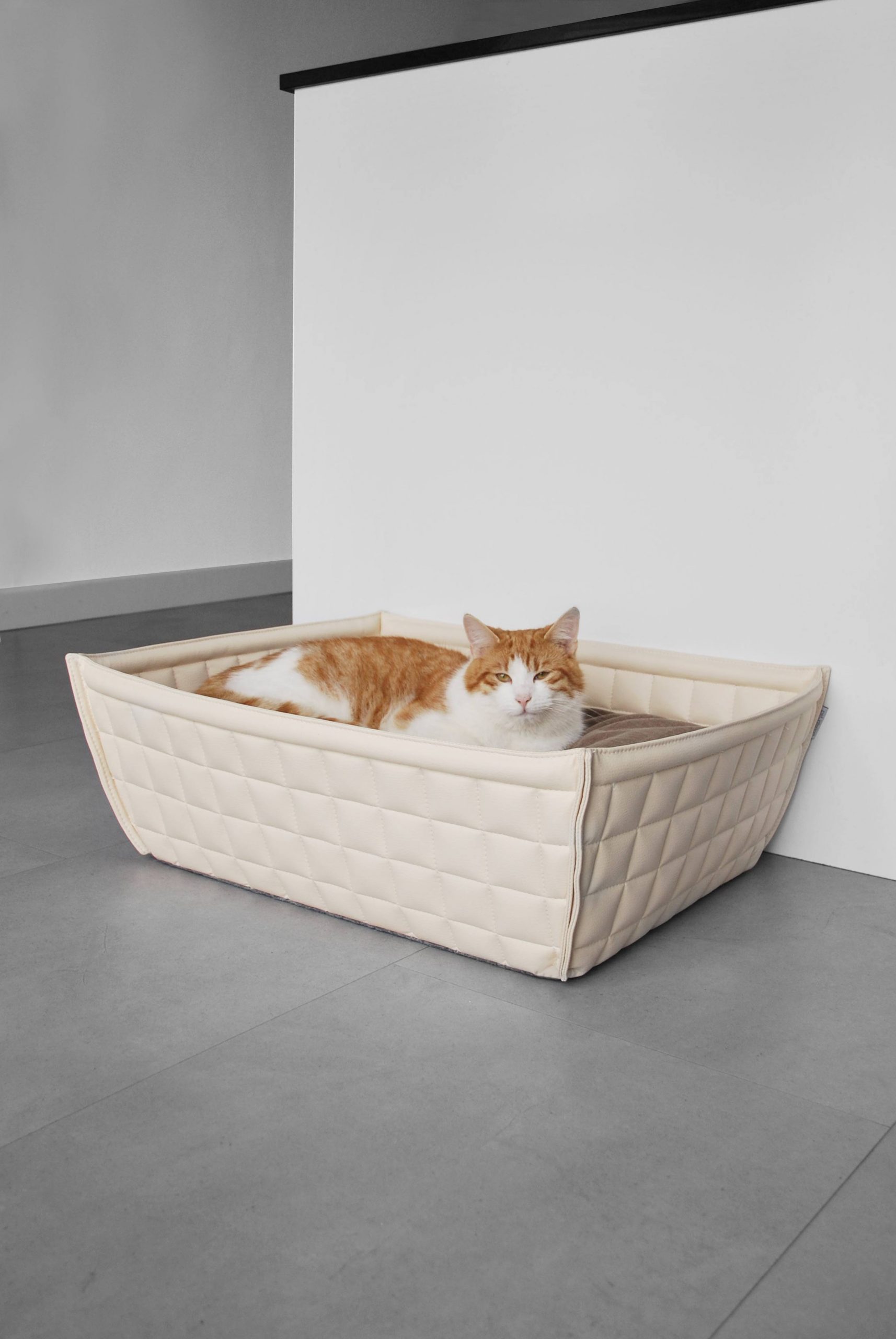 Katzenkorb aus Leder, hochwertig. Farbe creme